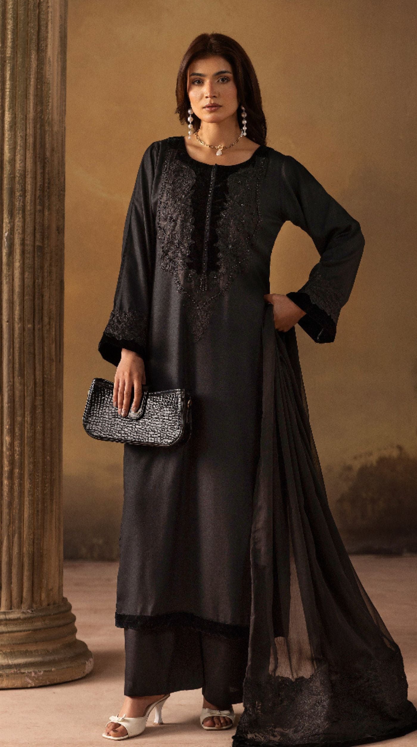 Sophisticated Black Dhanak Suit Set