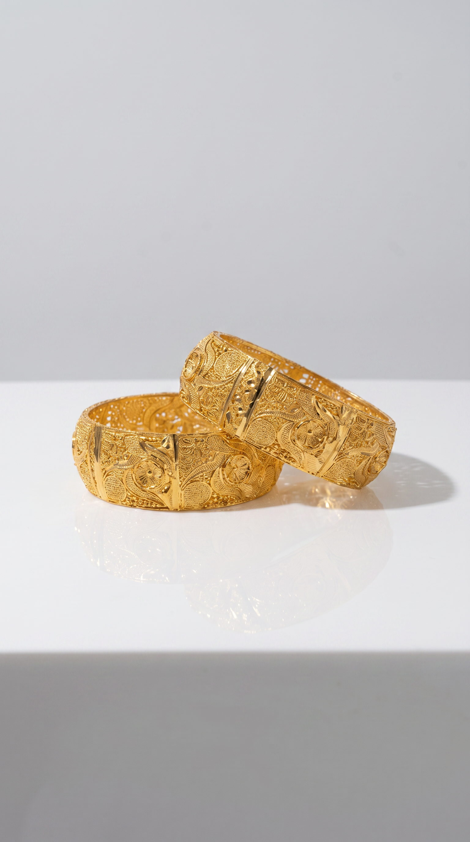 Thick 2pc kara with engraved gold design.
