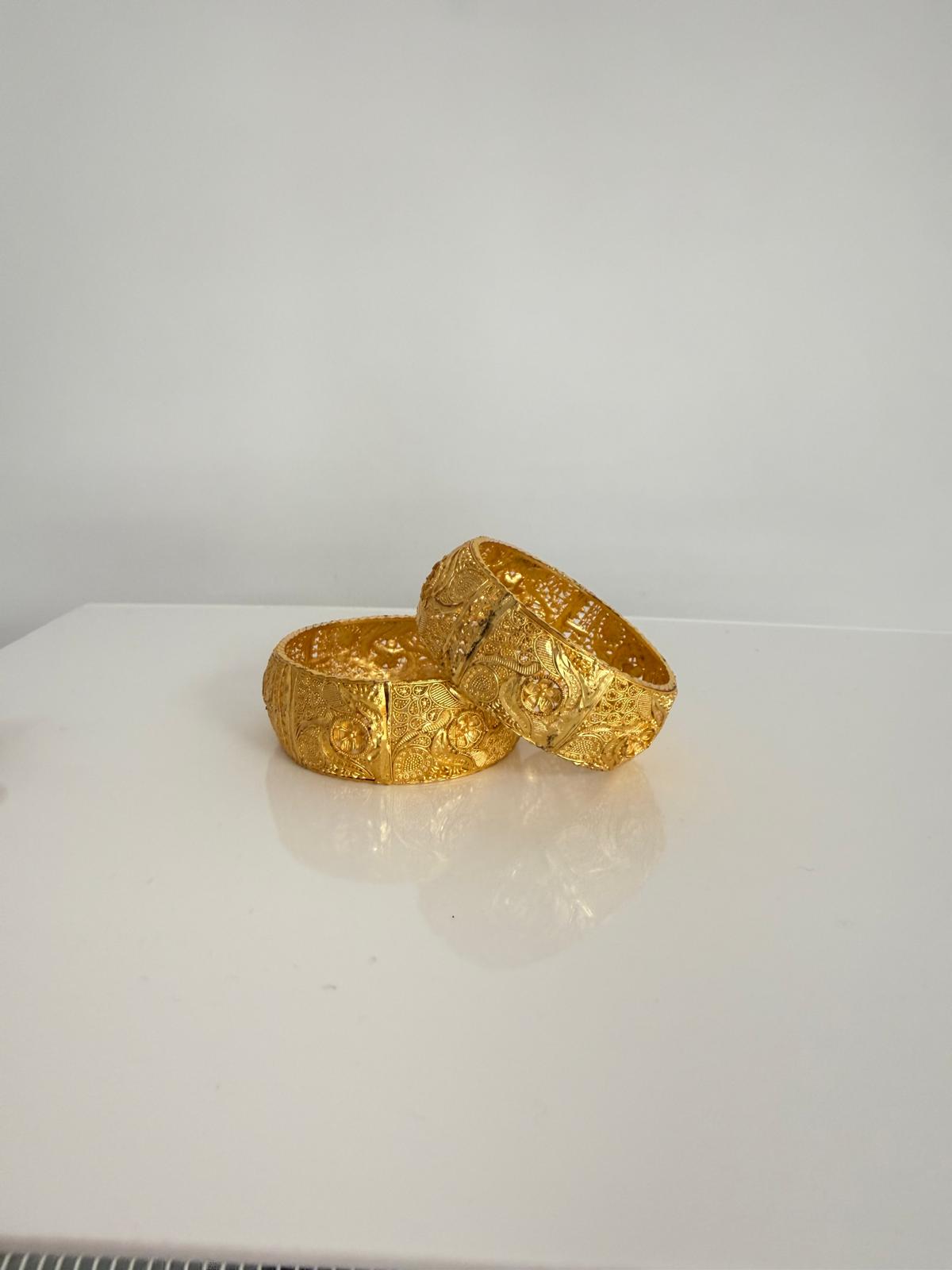 Thick 2pc kara with engraved gold design.