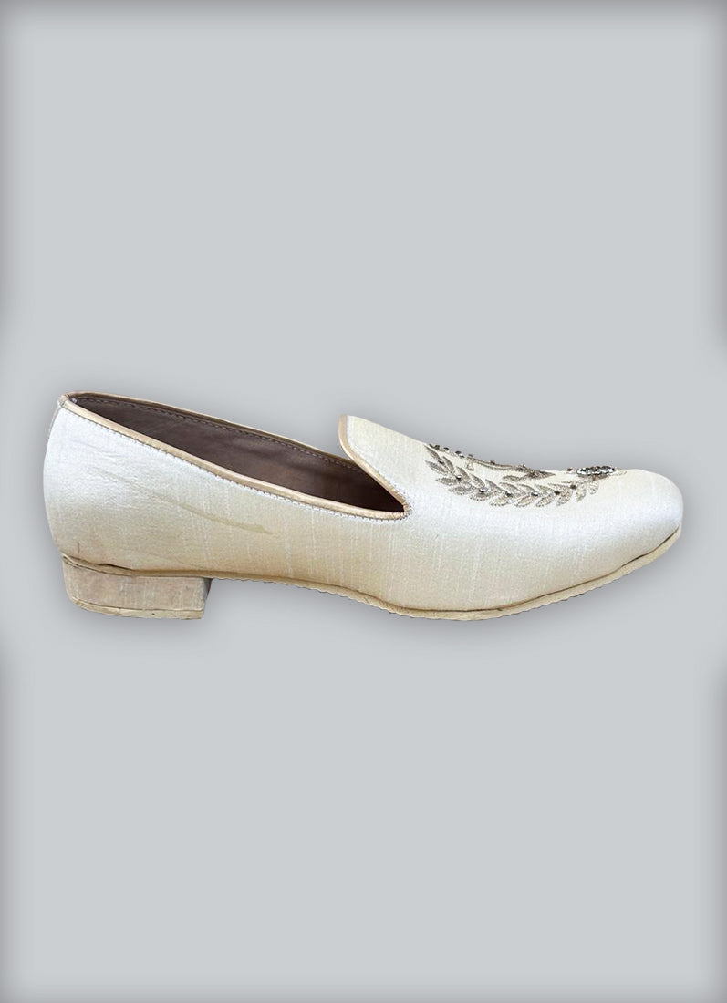 Cream Jutti with zari embroidery has Grip Sole
