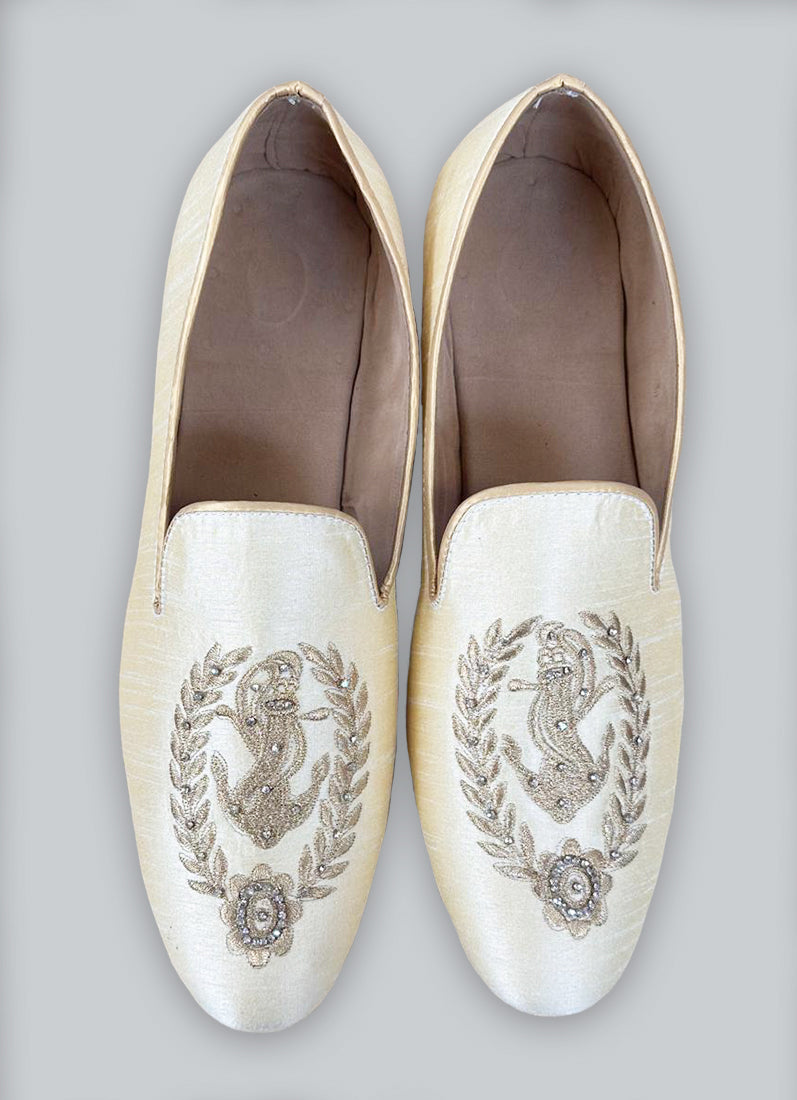 Cream Jutti with zari embroidery has Grip Sole