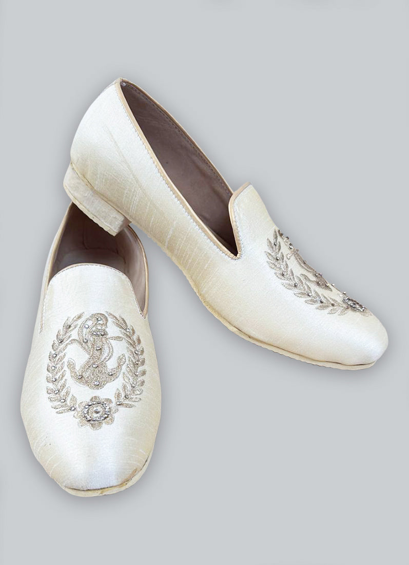 Cream Jutti with zari embroidery has Grip Sole