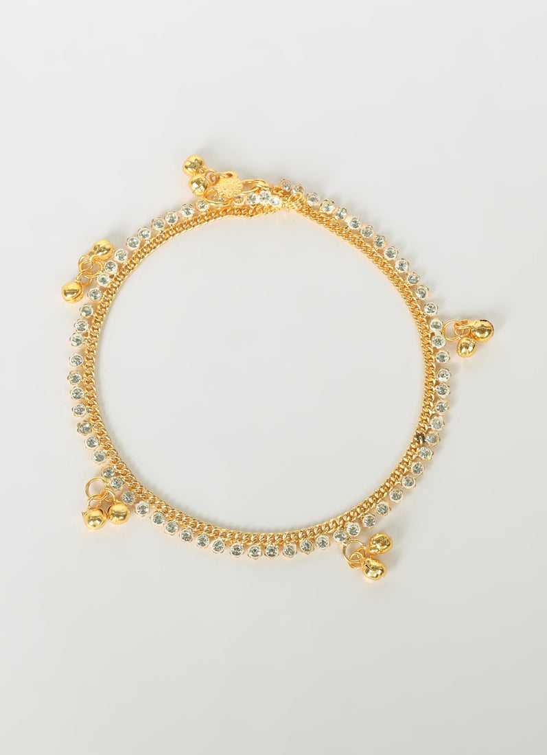 Close up of gold plated plain chain payal showing hook clasp