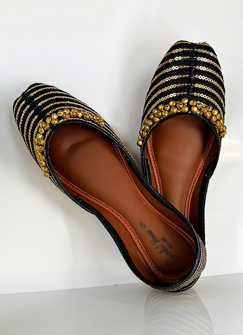 Buy Black Resham and Sippy Juttis