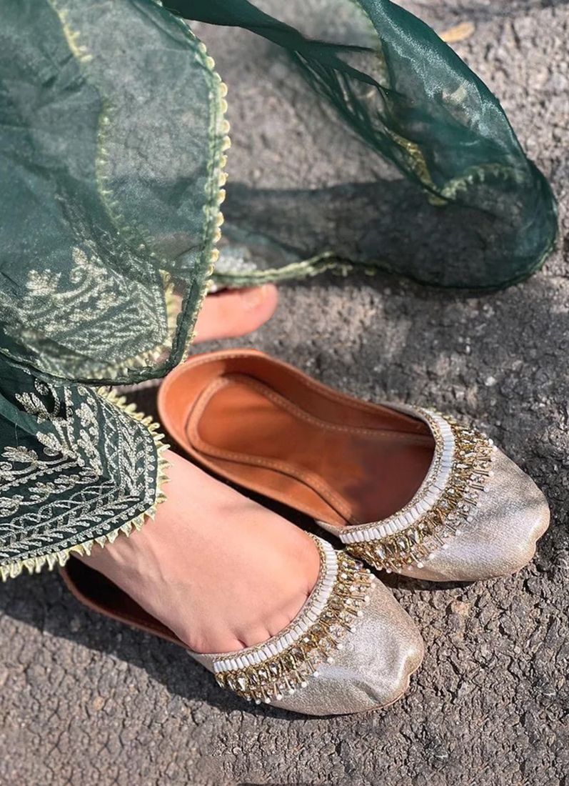 Embellished Jutti In Gold