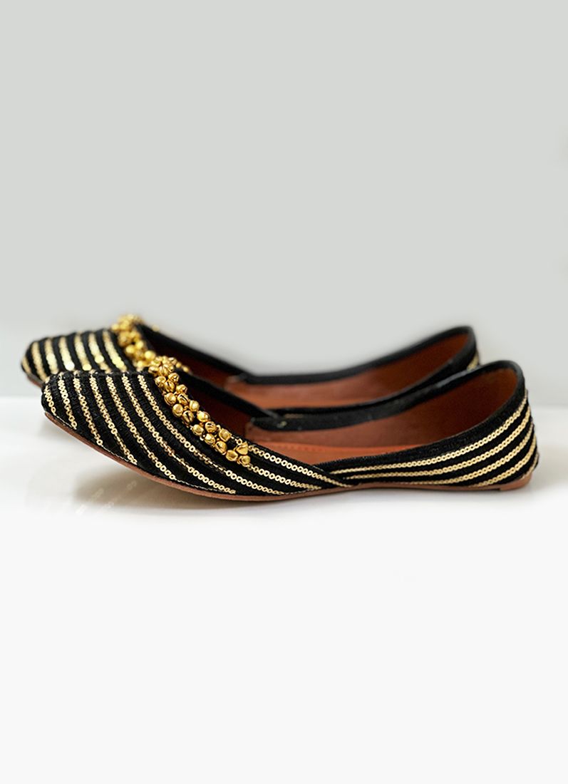 Buy Black Resham and Sippy Juttis