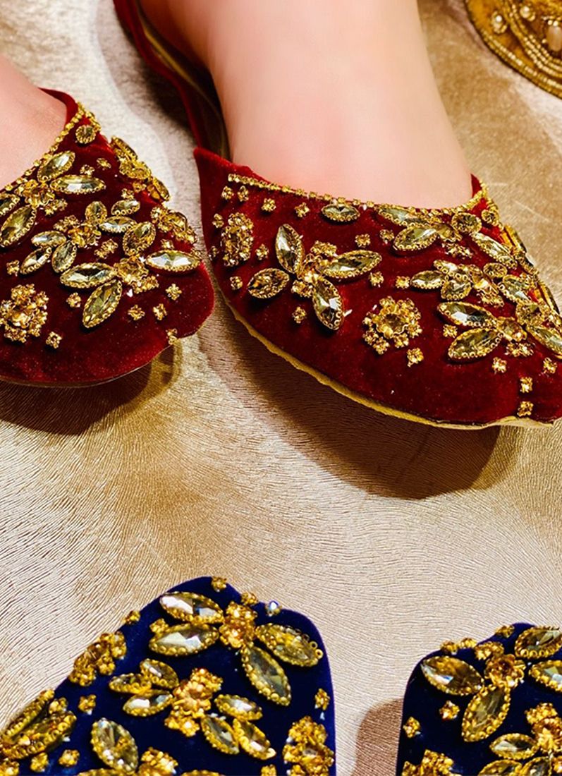 Buy Maroon Gold Stone Juttis